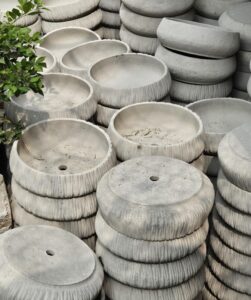 chậu xi măng chống thấm nền gạch sàn gỗ