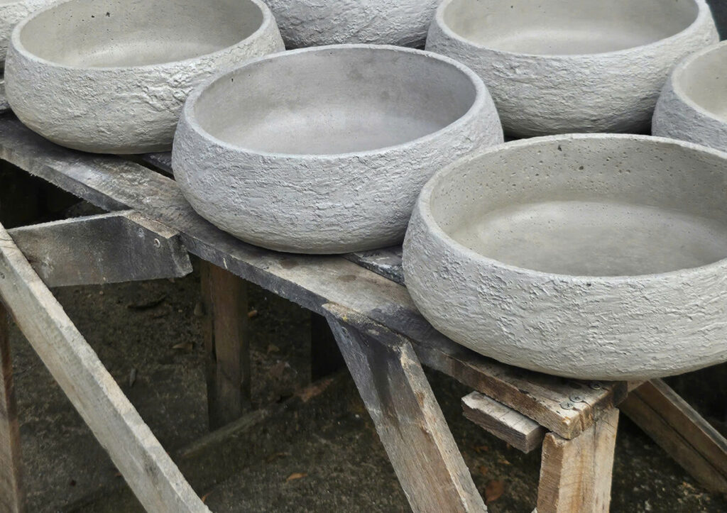 chậu xi măng trồng dừa cạn trước nhà