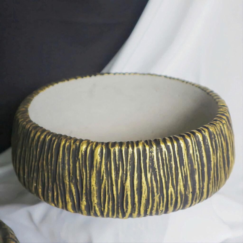 chậu trồng cây màu trắng ngà tinh tế