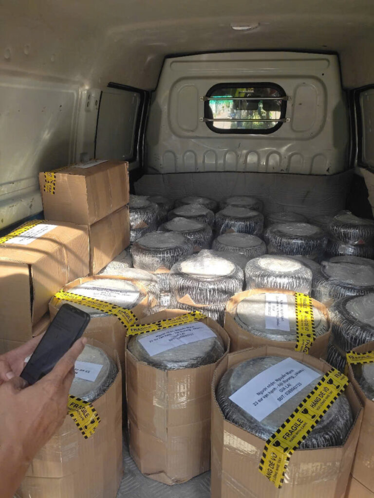 chậu để bàn hướng dẫn tưới nước đúng cách