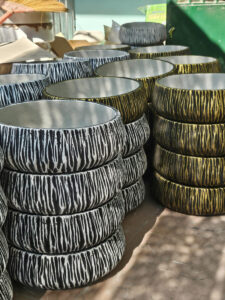 chậu xi măng tặng đế kê chống trầy sàn