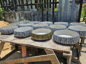 chậu xi măng màu xám nhạt tối giản