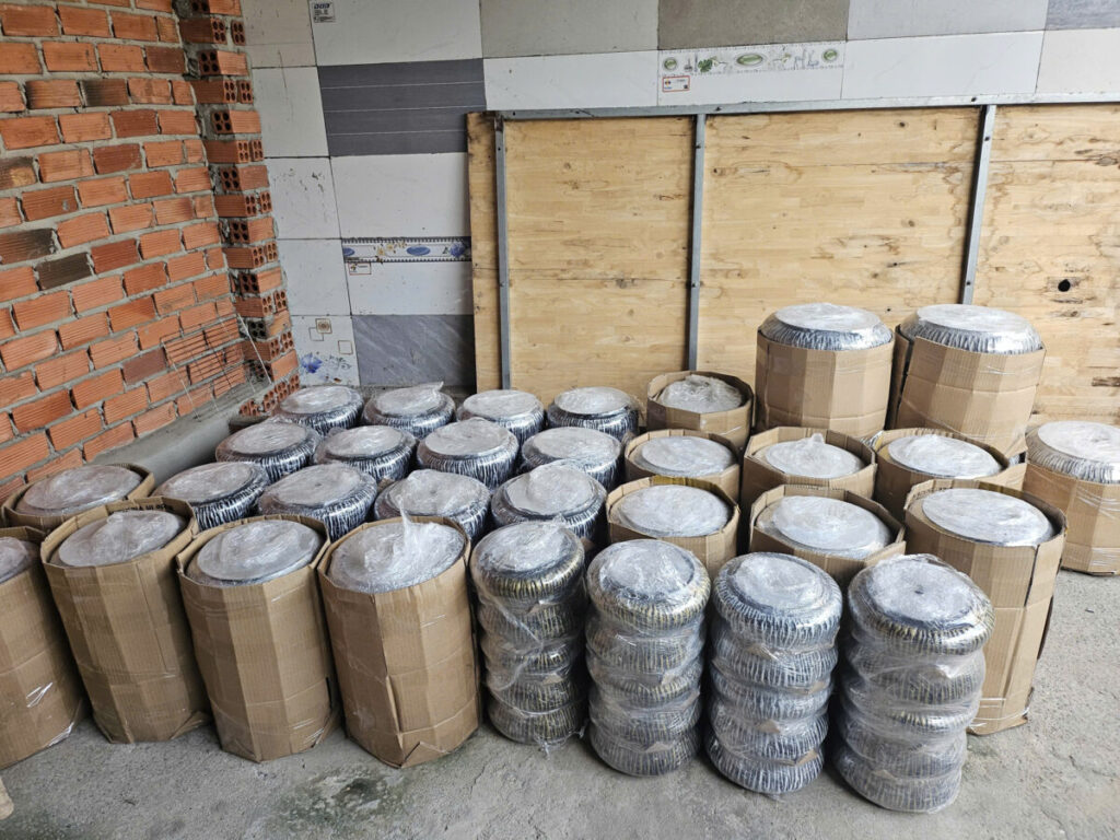 chậu để bàn có sẵn tại showroom