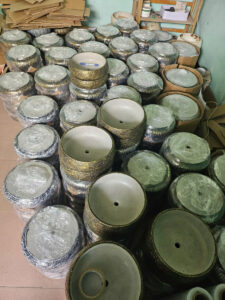 chậu xi măng chống ố vàng khi mưa