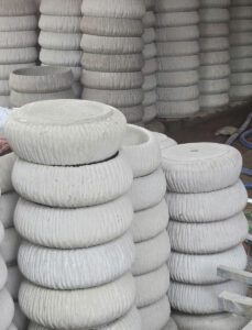 chậu xi măng trồng hoa giấy trước nhà